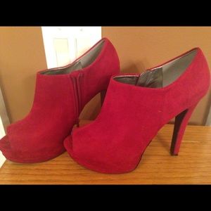 Beautiful guess boot never worn