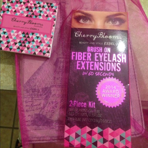 Authentic Cherry Blooms eyelashes extensions kit. - Picture 2 of 6