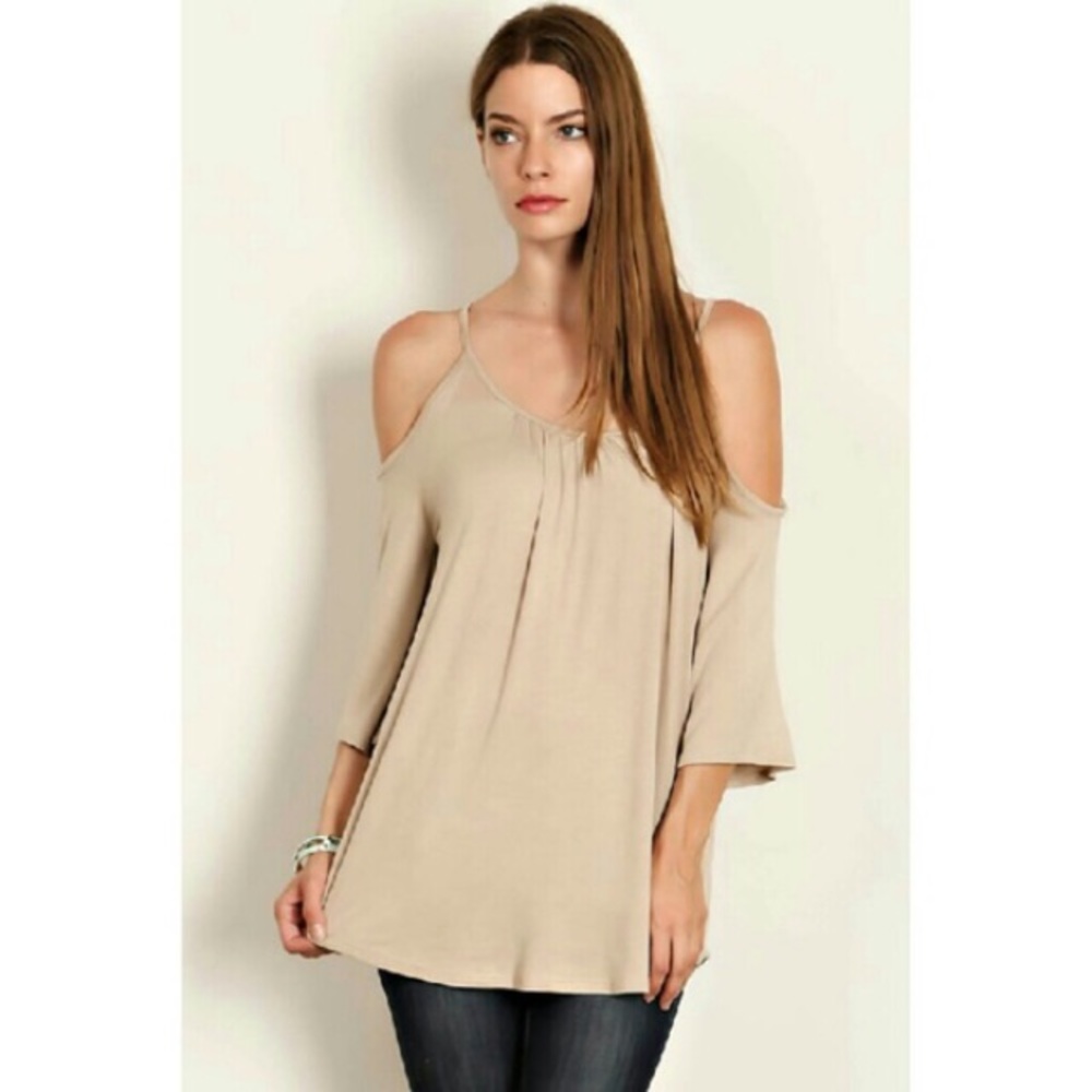 👄NWT Sexy Mocha Cold Shoulder Top👄