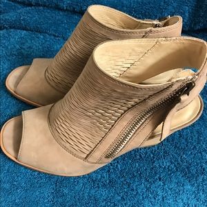 Lovely EUC sandals with 3 in heel