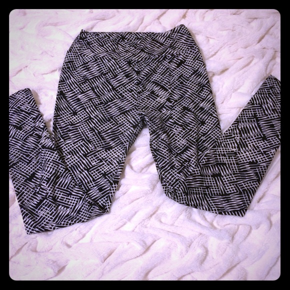 LuLaRoe Pants - SALE LuLaRoe black/white patterned leggings