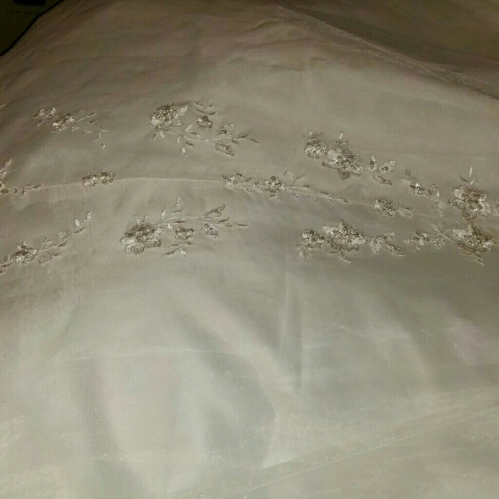 Wedding dress, veil and matching tiara/ never worn