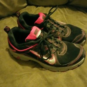 Nike tennis shoes/ great used condition