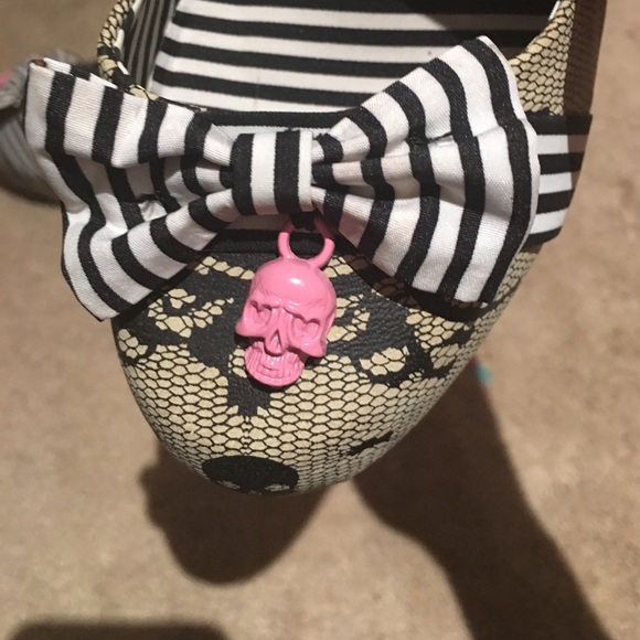 Skull patterned heels. Very unique and different. - Picture 2 of 3