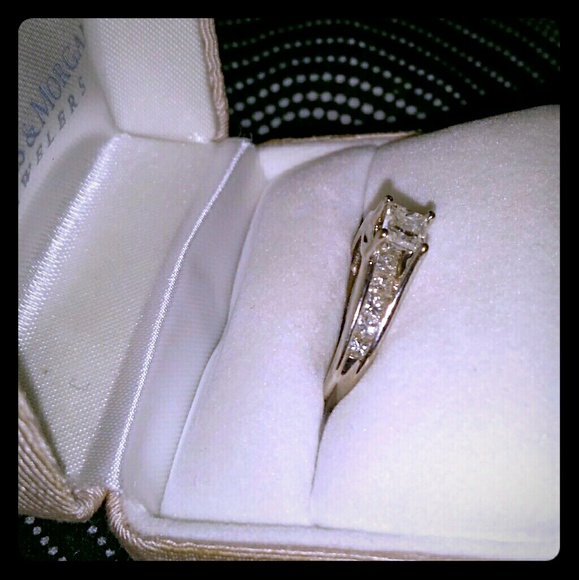 Engagement ring - Picture 2 of 4