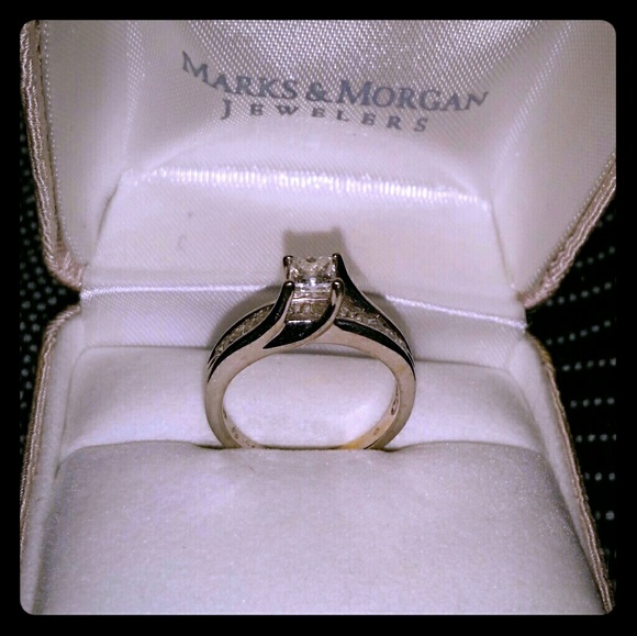 Engagement ring - Picture 3 of 4