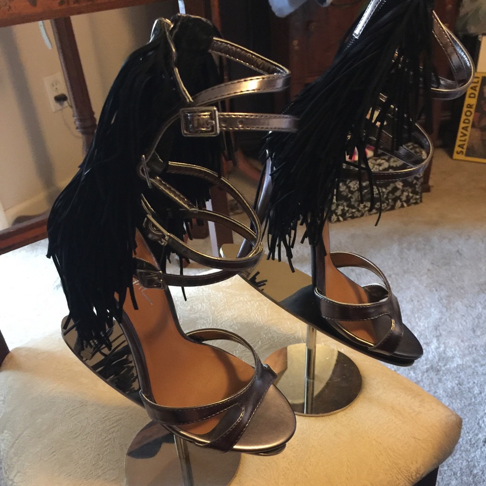 Nasty gal NWT size 8 strappy sandals fringed back