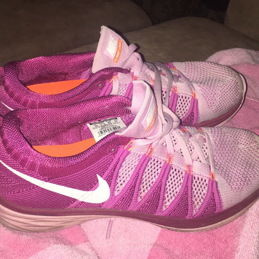 Women's Nike tennis shoes