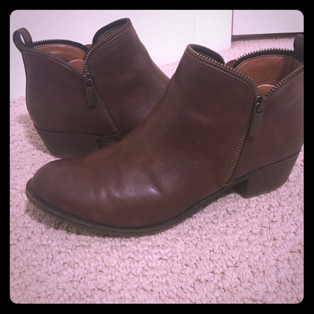 Brown leather booties with zipper