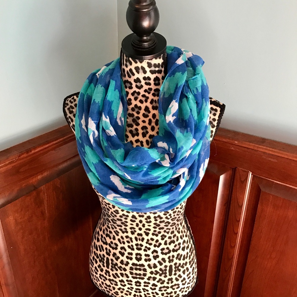 Multicolored infinity scarf