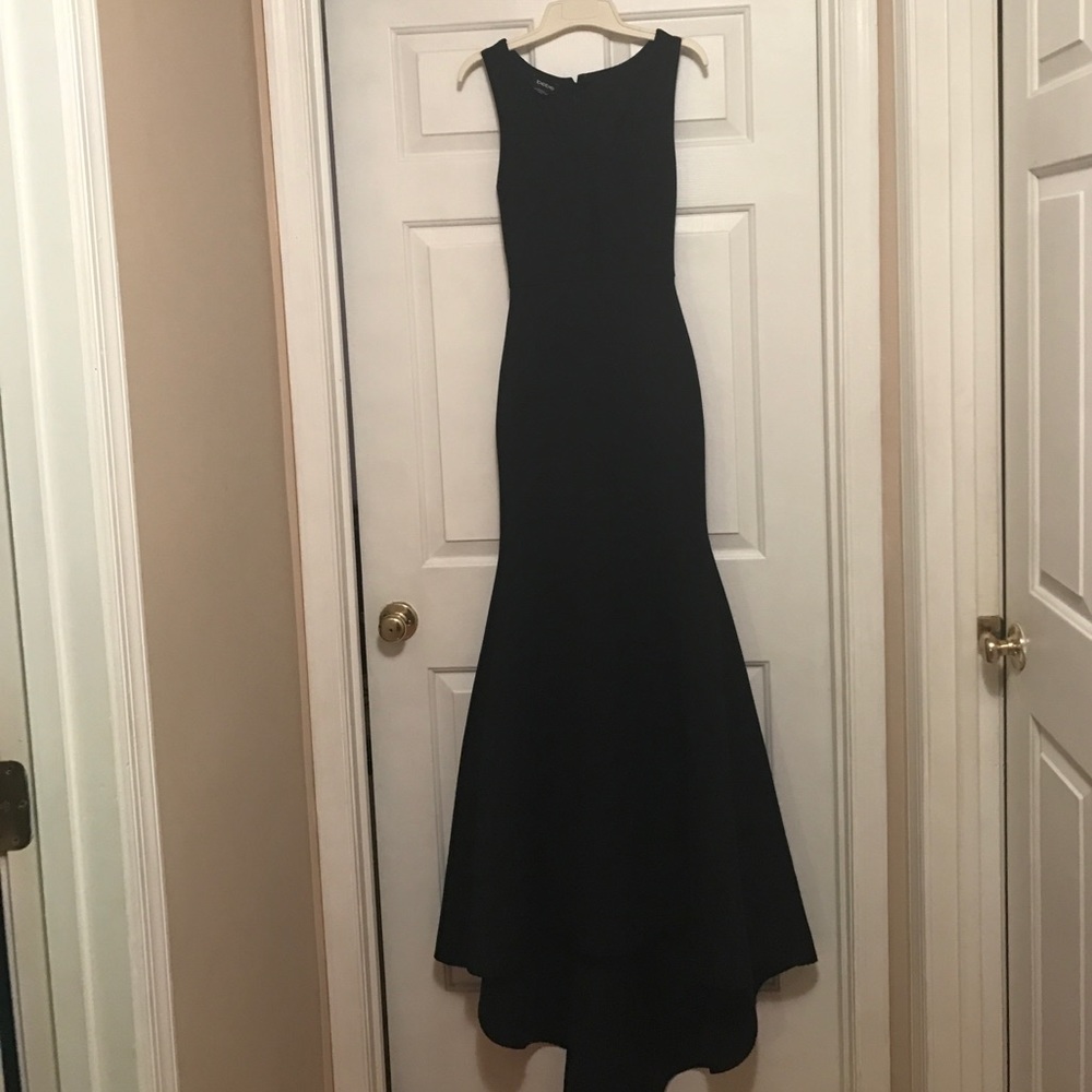 Elegant bodycon gown w/ train.