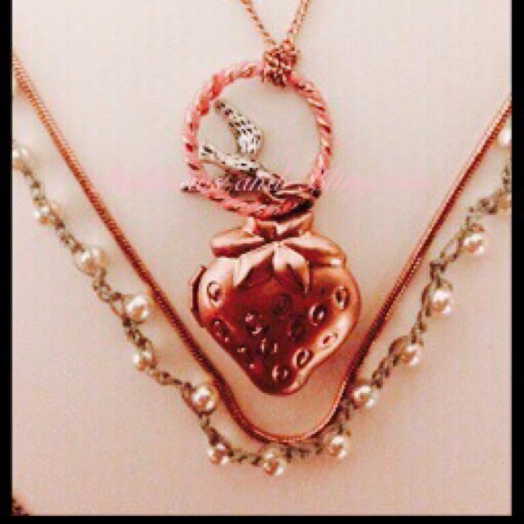 Betsey Johnson strawberry necklace pink rose N40
