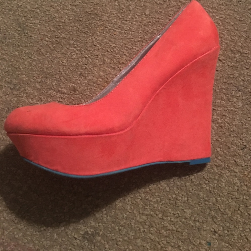 Size 8 Coral faux suede platforms w/ turq bottom
