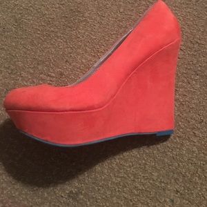 Size 8 Coral faux suede platforms w/ turq bottom