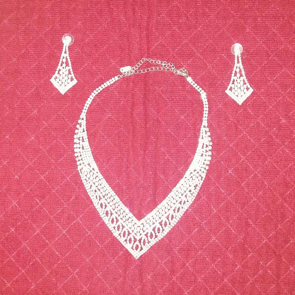 SET OF SPARKLY RHINESTONE NECKLACE AND EARRINGS.