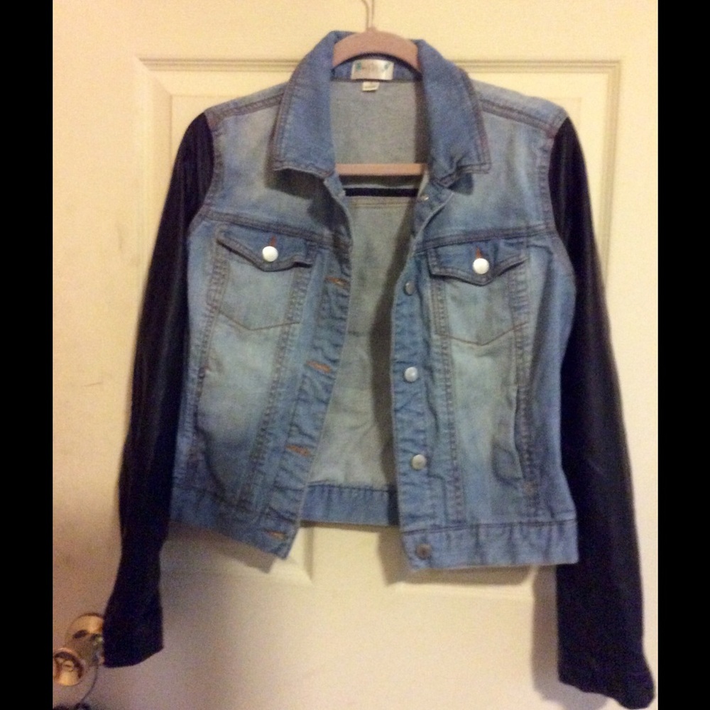 Jean jacket with faux sleeves