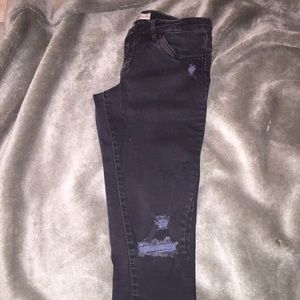 Black distressed Levi Jeans