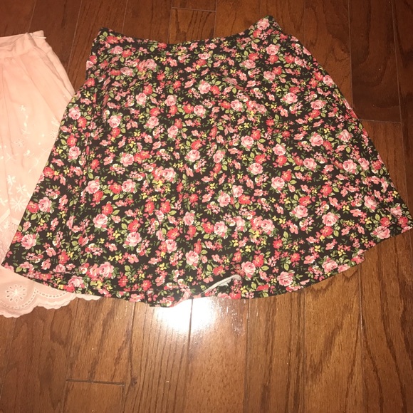 Skirts - Picture 3 of 4