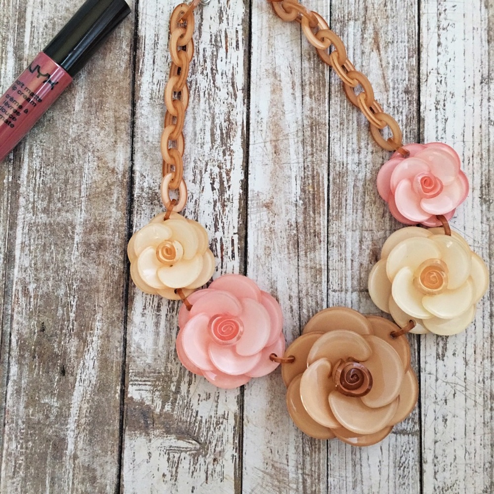 ⭐️ LAST ONE ⭐️ Floral Necklace - Picture 3 of 7