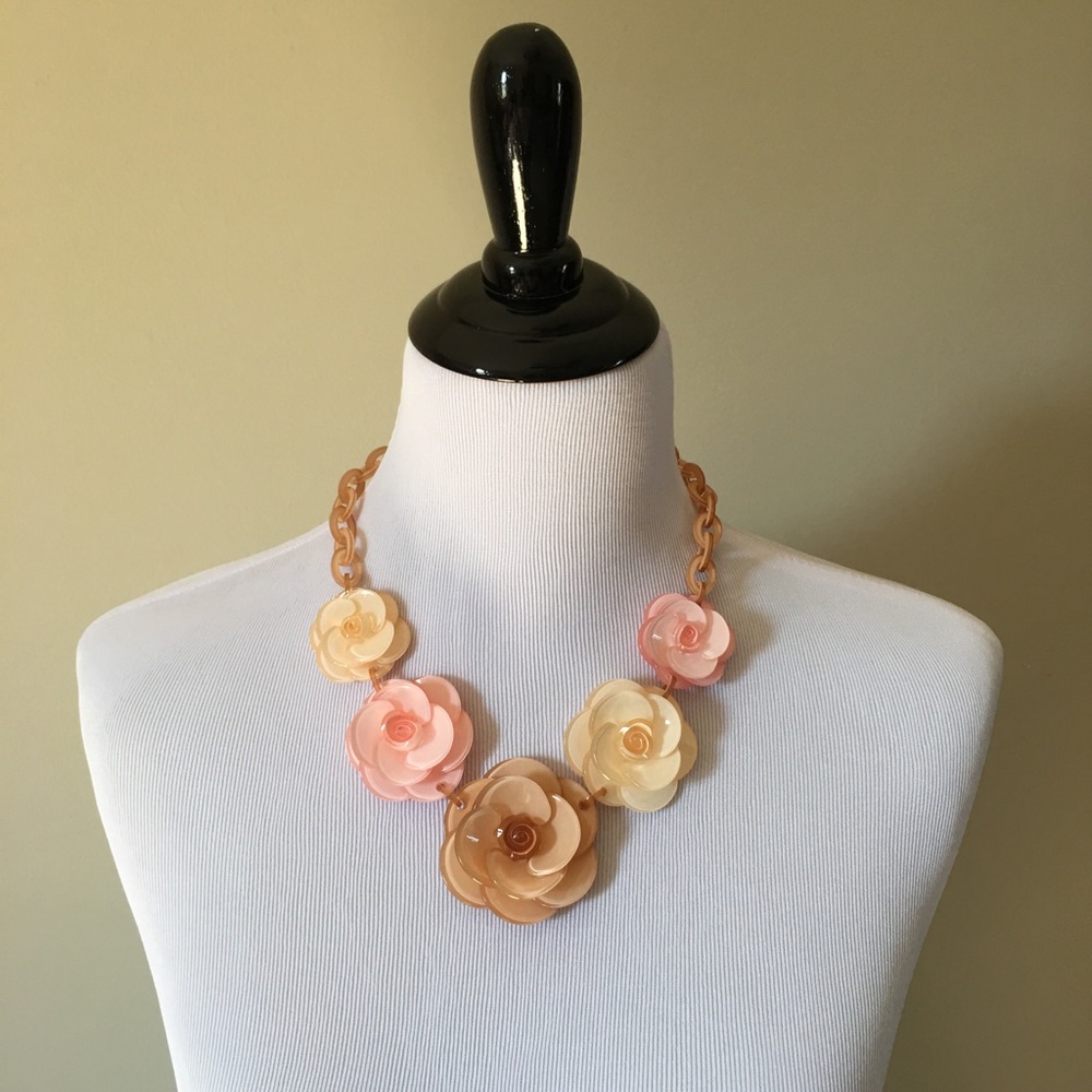 ⭐️ LAST ONE ⭐️ Floral Necklace - Picture 7 of 7