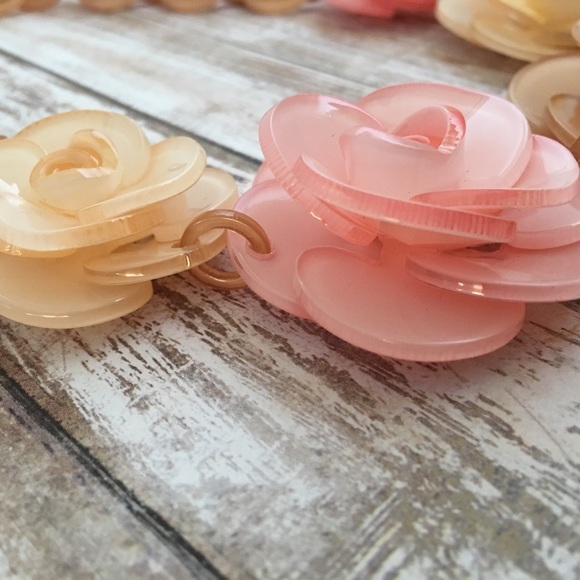 ⭐️ LAST ONE ⭐️ Floral Necklace - Picture 4 of 7