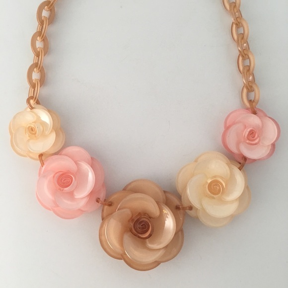 ⭐️ LAST ONE ⭐️ Floral Necklace - Picture 2 of 7