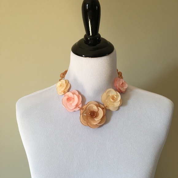 ⭐️ LAST ONE ⭐️ Floral Necklace - Picture 5 of 7