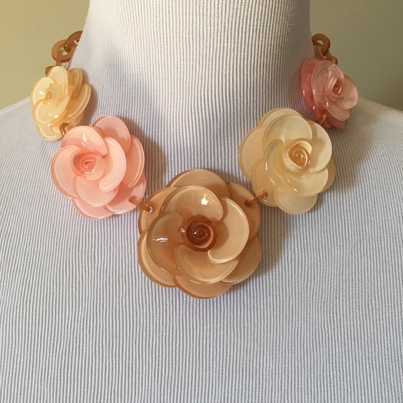 ⭐️ LAST ONE ⭐️ Floral Necklace - Picture 6 of 7