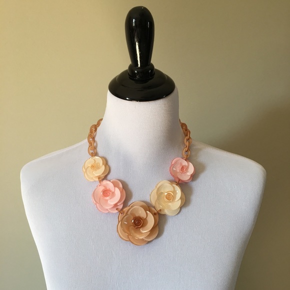 ⭐️ LAST ONE ⭐️ Floral Necklace - Picture 7 of 7