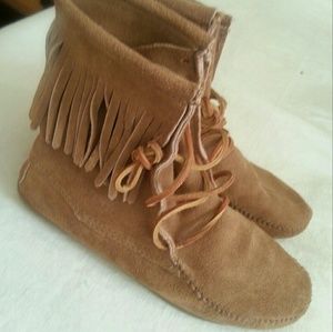 SOLD! Minnetonka Fringe Lace Bootie, Size 7