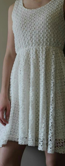 A white lace dress - Picture 1 of 3