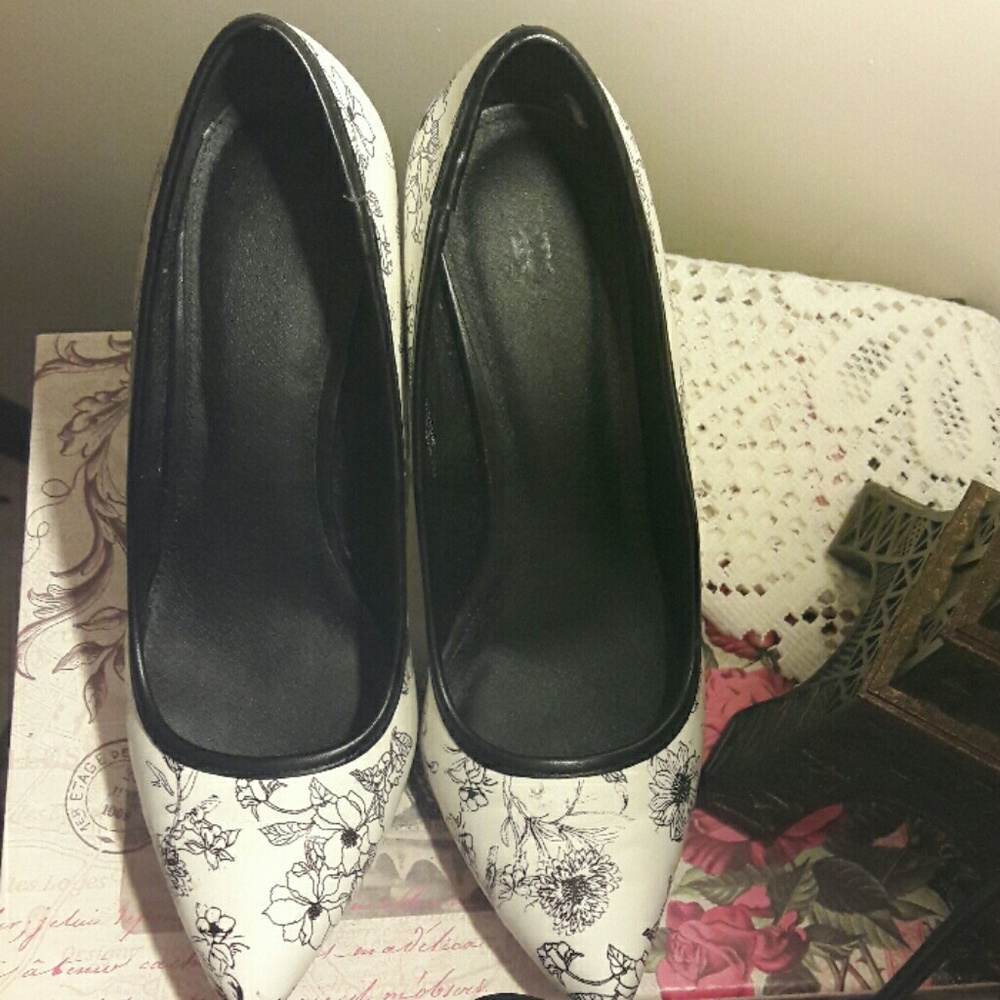 Black and white floral heels size 9W