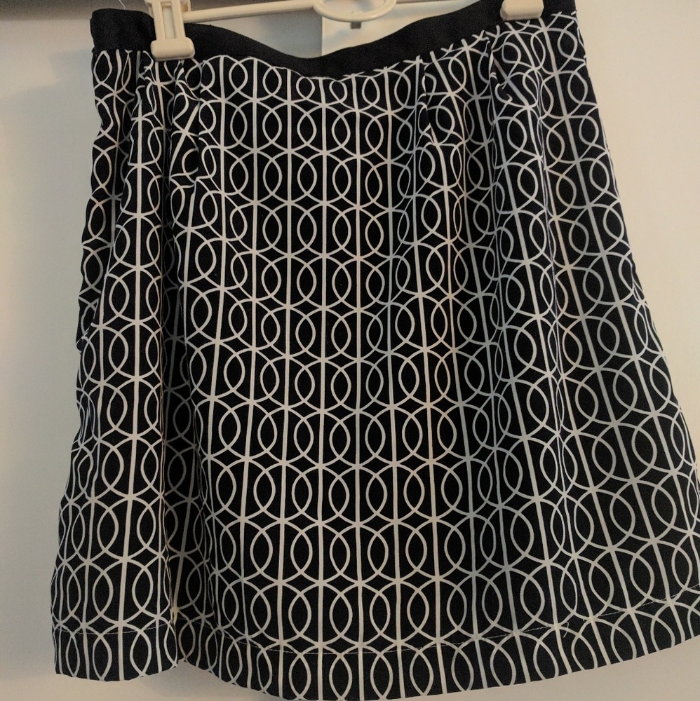 Black and white Banana Republic skirt