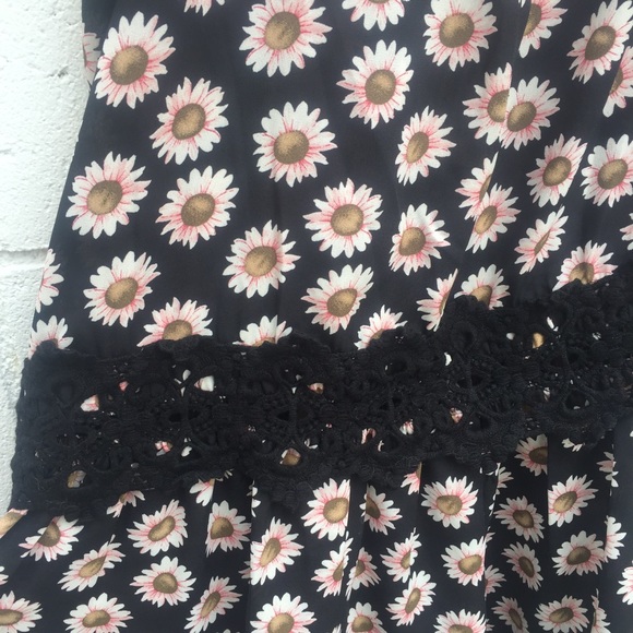 ❌SOLD❌ FREE PEOPLE Daisy Romper with Lace Detail - Picture 5 of 8