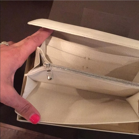 ❌❌SOLD❌❌ AUTHENTIC Louis Vuitton Epi Wallet - Picture 3 of 7