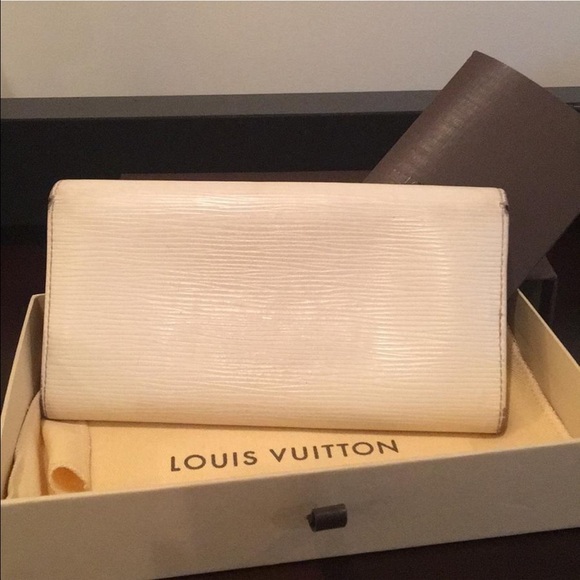 ❌❌SOLD❌❌ AUTHENTIC Louis Vuitton Epi Wallet - Picture 5 of 7