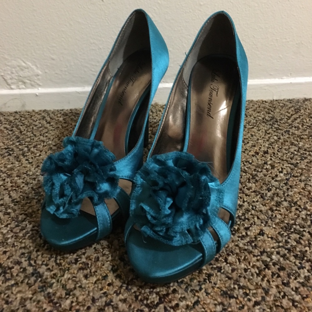 Teal high heeled shoes
