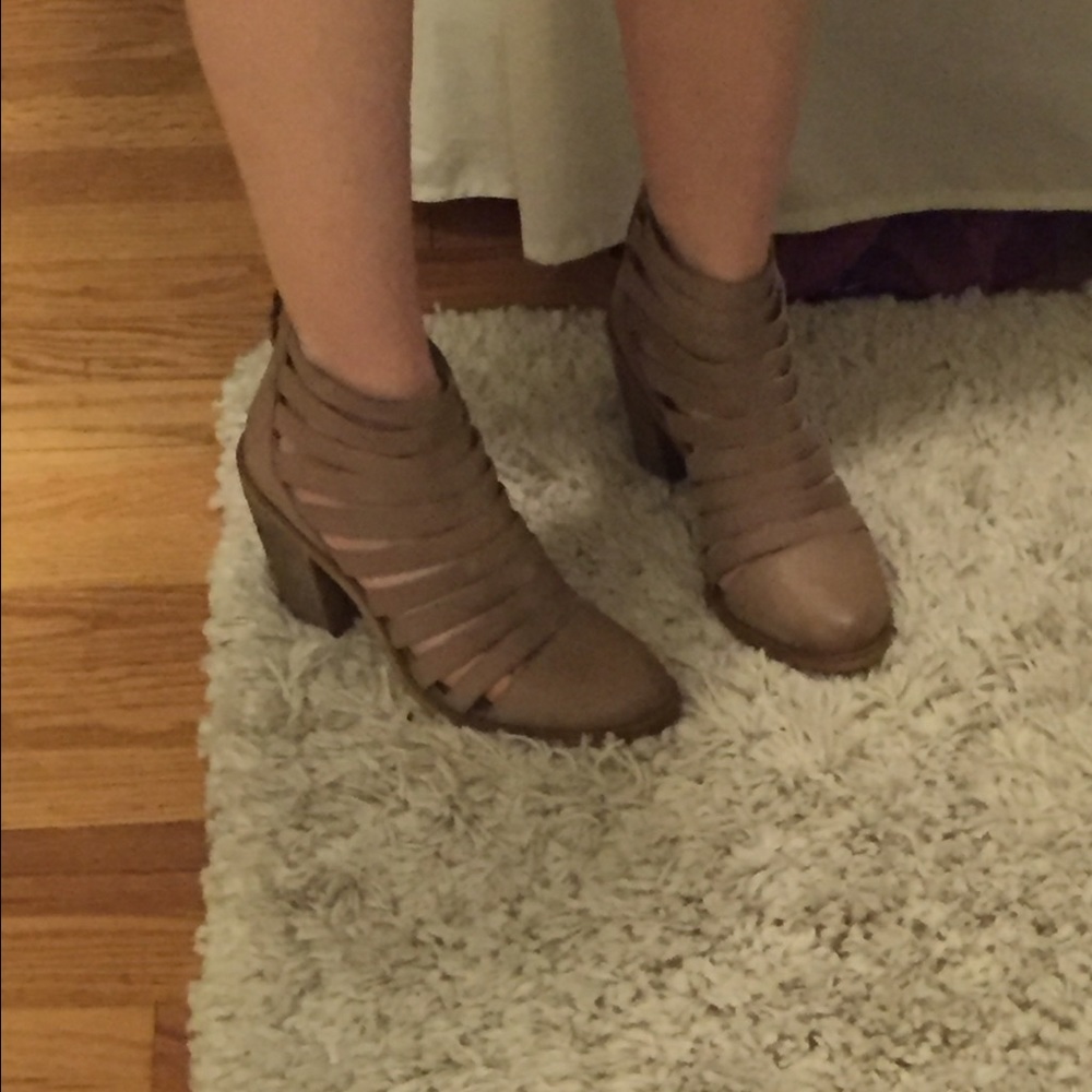 *60%OFF*HingeDresden Tan Caged Leather Booties 6.5