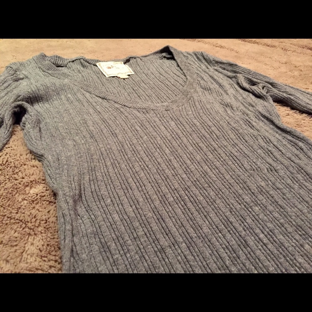 Grey quarter length v-neck sweater
