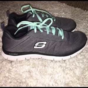 Sketchers Tennis Shoes