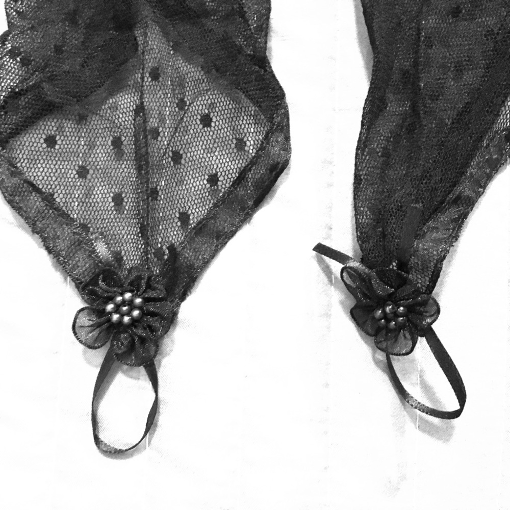 Black Lace Fingerless Gloves - Picture 4 of 4
