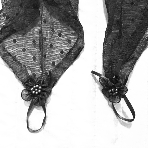Black Lace Fingerless Gloves - Picture 4 of 4