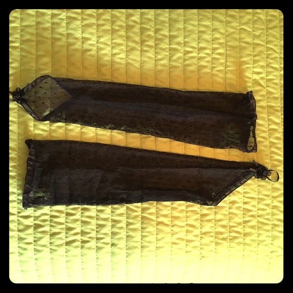 Black Lace Fingerless Gloves - Picture 3 of 4