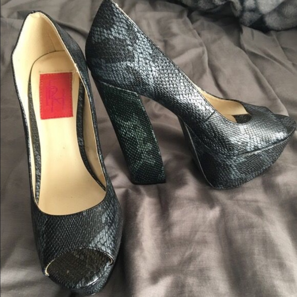 Size 6 Fahrenheit Heels!