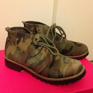 Cliffs by white mountain boots