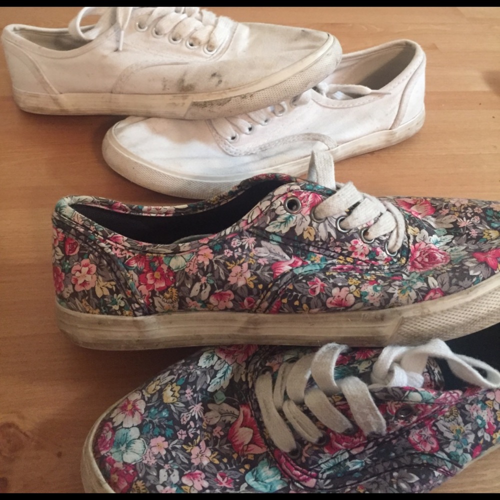 FOUR PAIRS of shoes! - Picture 3 of 4