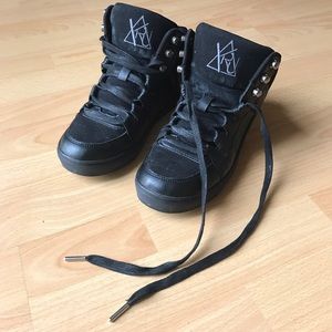 YRU all black regular sneakers