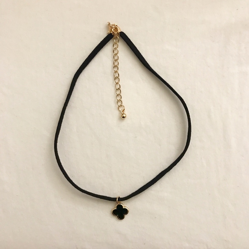 Black pendant choker