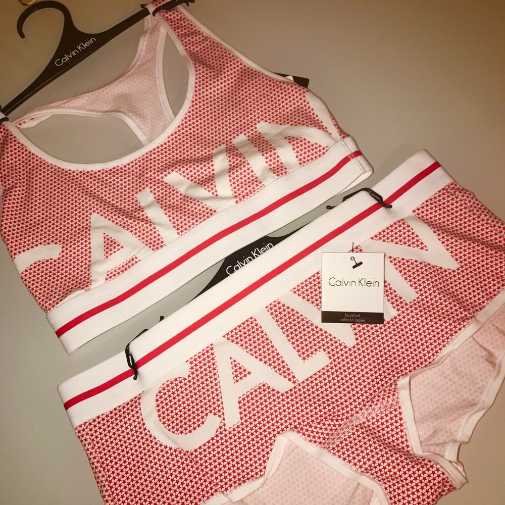 Calvin Klein sports bra & boy short set . Medium.
