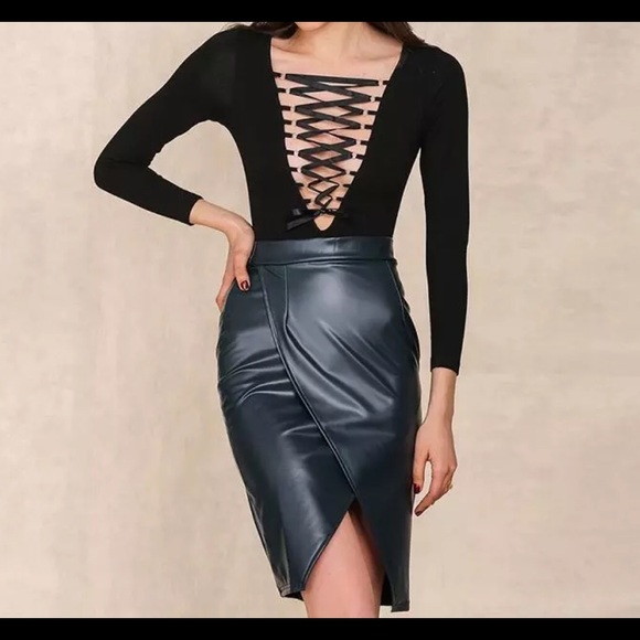 V-Neck Lace up Bandage Bodysuit - Picture 3 of 3